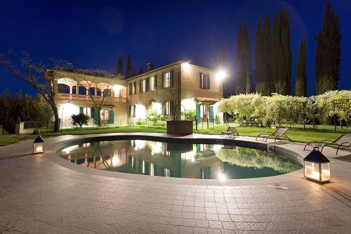 Villa for 11 people, with balcony and yard, with pets in Siena