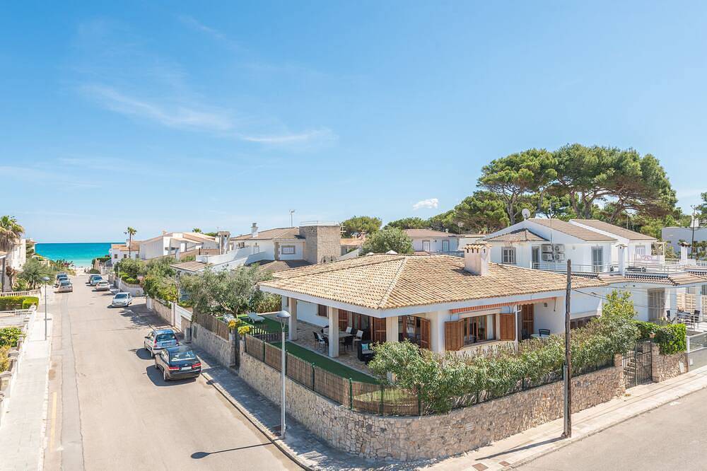 La Villa Bugambilia se encuentra a solo 50 metros de una larga playa de arena. in Playa de Muro, Muro