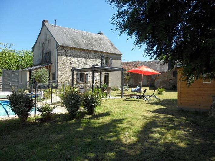 Location de vacances pour 5 personnes, avec jardin à Saint-Priest-la-Feuille