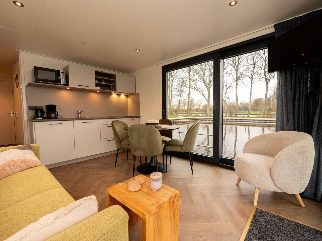 Hausboot in Offingawier mit Meerblick in Friesland