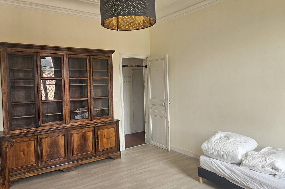 Entire apartment, Apartment-Apartment-Ensuite with bath and shower-Countryside view in Gardanne, Mediterranean Coast (France)