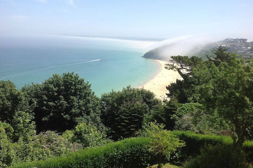 Entire apartment, Character, Views over Carbis Bay, Balcony,Parking,2 Bathrooms, own entrance. in Carbis Bay, Cornwall
