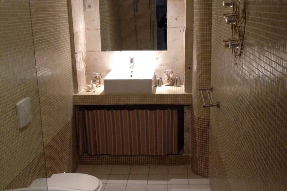 Apartamento entero, Sirocco-Apartamento-Superior-Baño privado con bañera-Vista a la Calle in Barjac, Región de Alès