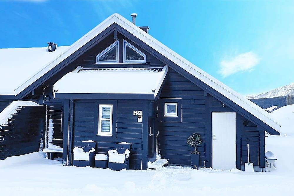 Mountainside Cottage in Voss with a great view in Voss