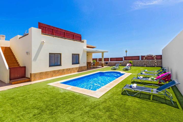 Villa for 6 people, with Terrace and Pool in Caleta de Fuste