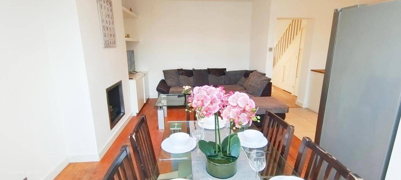 4 Bedroom House with Garden and Parking in Acton in Ealing, London