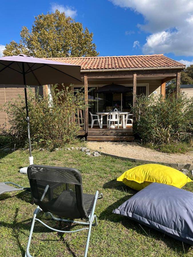 Chalet 10 chaleureux tout confort dans domaine avec Piscine au cœur des Landes bord de Lac avec plage aménagée in Labouheyre, Landes