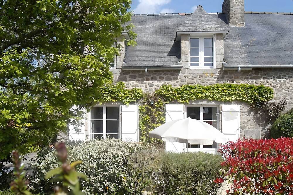 Holiday Home 'La Ville Es Anougiers' with Private Terrace, Private Garden and Wi-Fi in Ploubalay, Dinan region