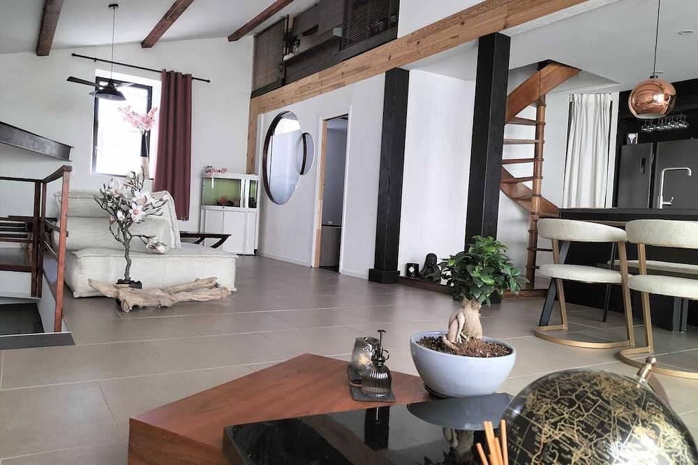 Entire apartment, Spacious, comfortable loft 10 min from Avignon and St Remy de Provence. in Châteaurenard, Arles region