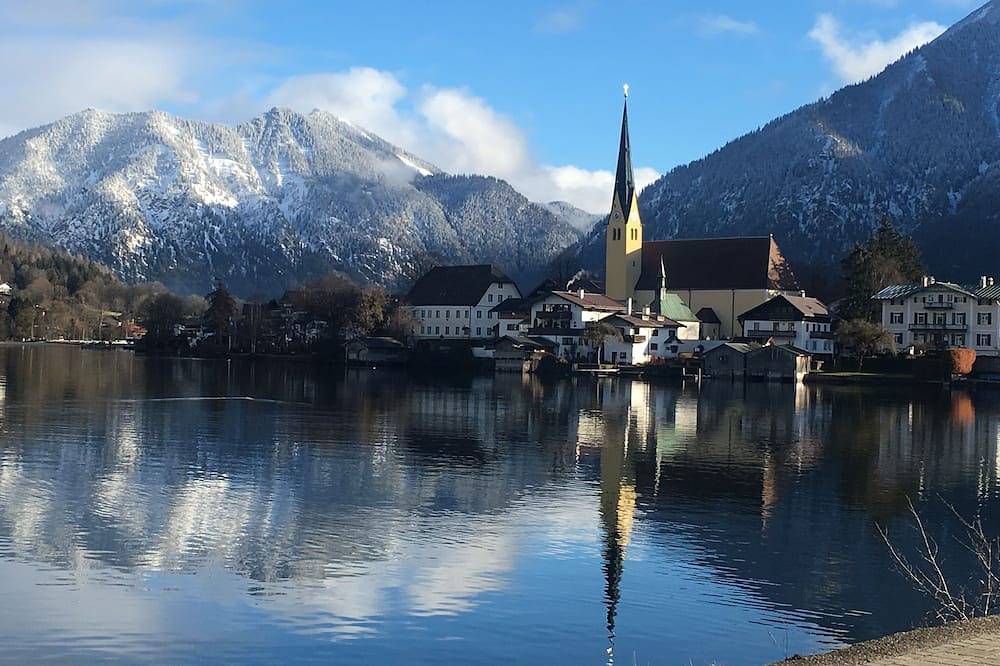 Entire apartment, Small apartment for a maximum of 2 people in a unique location directly on the lake in Rottach-Egern, Bavarian Alps