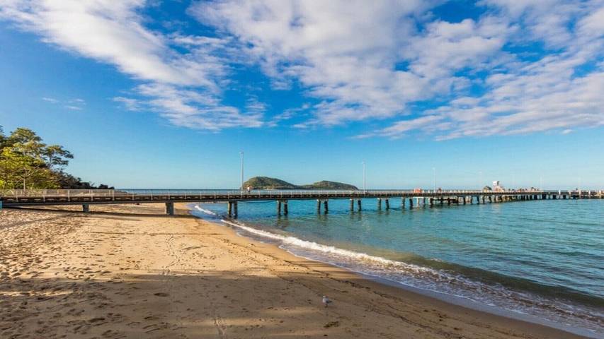 Holiday home for 14 people, with hot tub and balcony in Palm Cove
