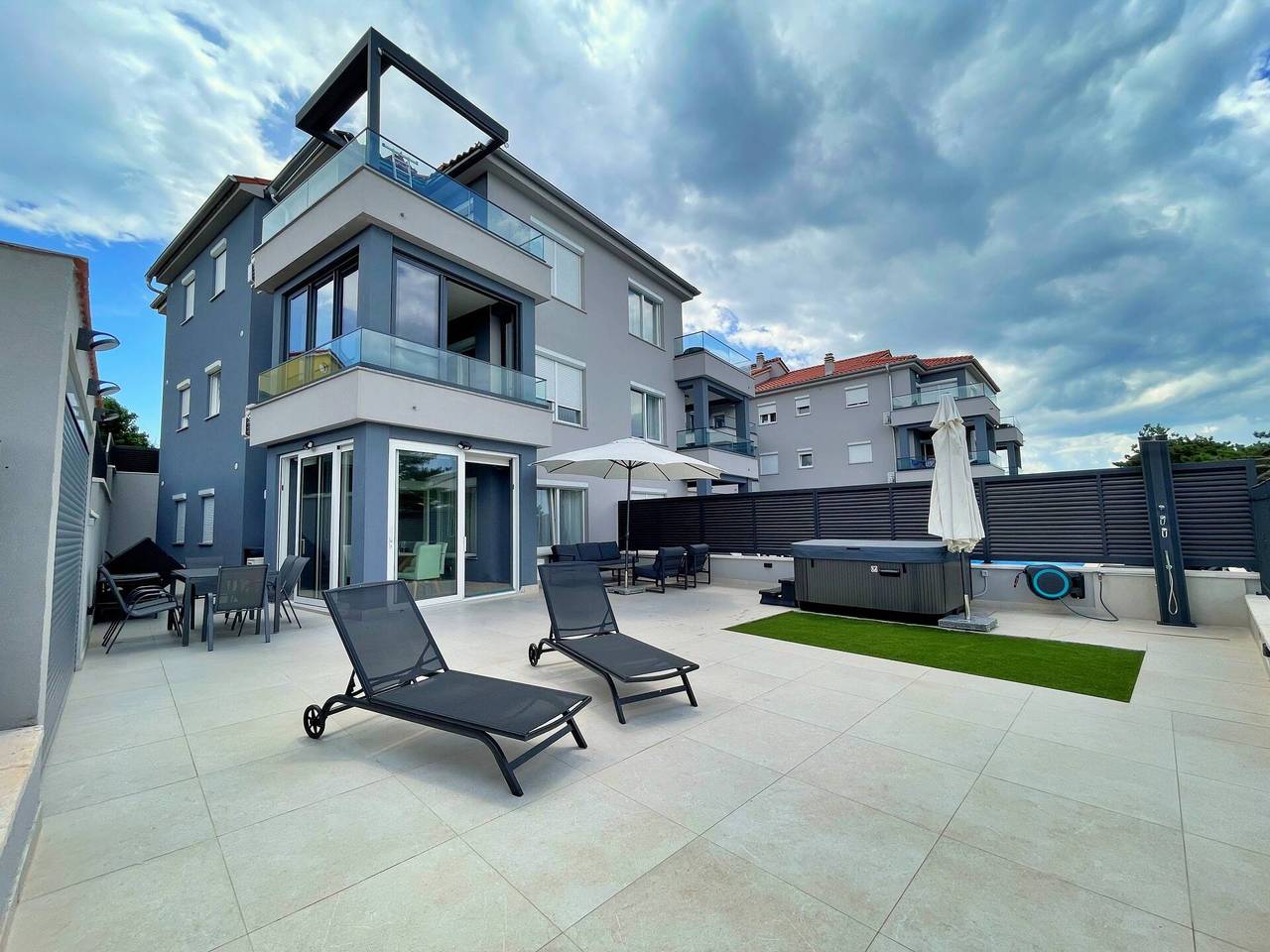 Ganze Wohnung, Apartment Sealuxe mit Whirlpool und Meerblick - 30 Meter vom Meer entfernt, private Terrasse, Zugang zum Pool, Waschmaschine in Silo (Krk), Krk