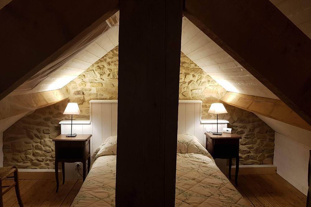 House, Central Village location, near cafe/boulangerie, 300m from coast. in Saint-Armel, Côte des Mégalithes