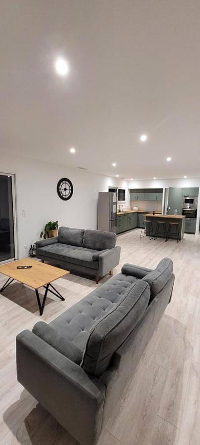 Location de vacances pour 8 personnes, avec terrasse ainsi que jardin et piscine à Le Pian-Médoc - 4