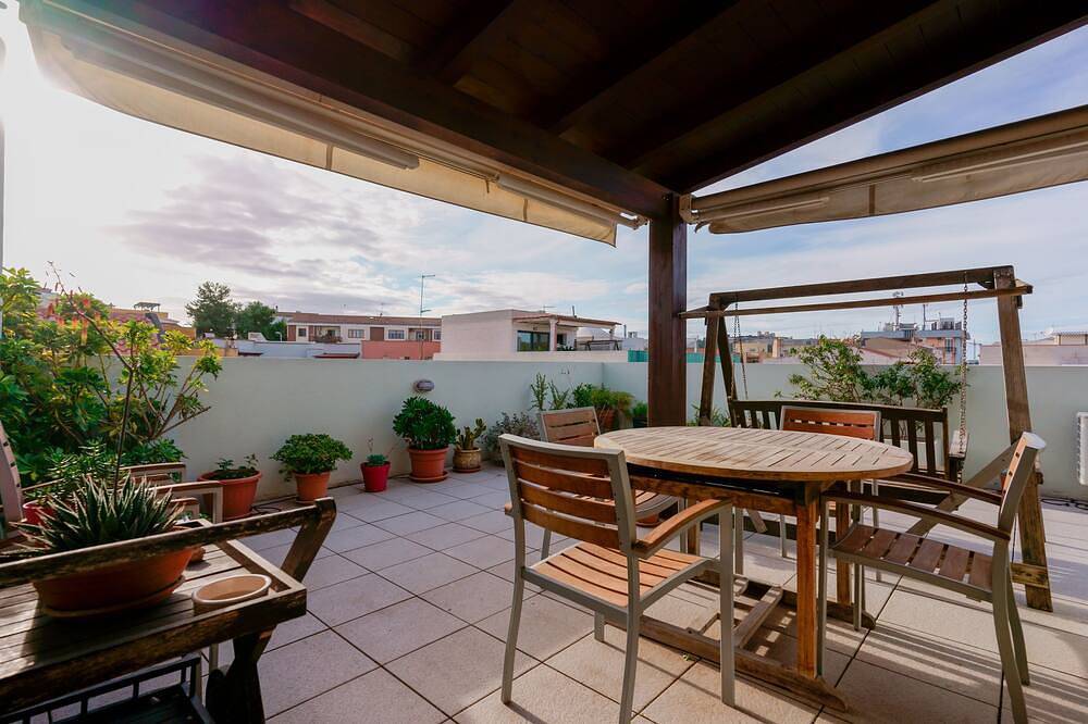 Apartamento entero, Penthouse monoambiente con nivel de terraza, wi fi, aire c., Estacionamiento privado. in Pirri, Cagliari
