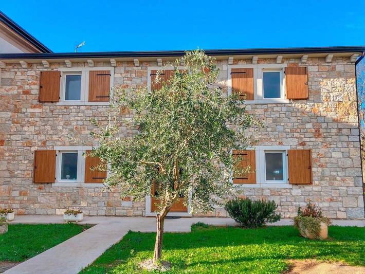 Ferienhaus für 4 Personen, mit Balkon und Terrasse sowie Garten und Pool in Zbandaj