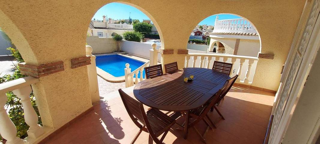 Villa voor 6 personen, with Balkon and Terras as well as Tuin and Zwembad in Gran Alacant