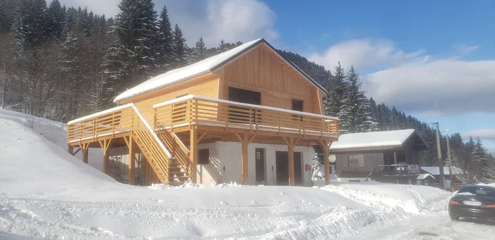 Ganze Wohnung, Ferienwohnung 'Le Lys Martagon' mit Bergblick, privater Terrasse und Wi-Fi in Saint-Pierre-d'Entremont, Isère