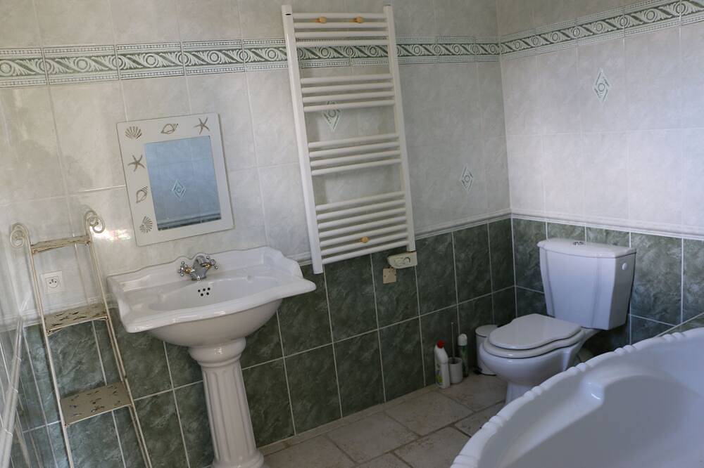 Villa with exceptional pool, 15 people in Aléria, Corte en omgeving