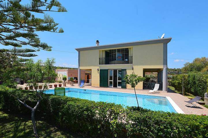 Casa vacanza per 8 persone, con balcone e piscina a Floridia