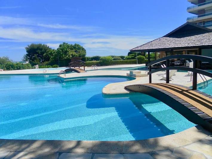 Location de vacances pour 4 personnes, avec piscine et bassin pour enfant ainsi que jardin et vue à Nice