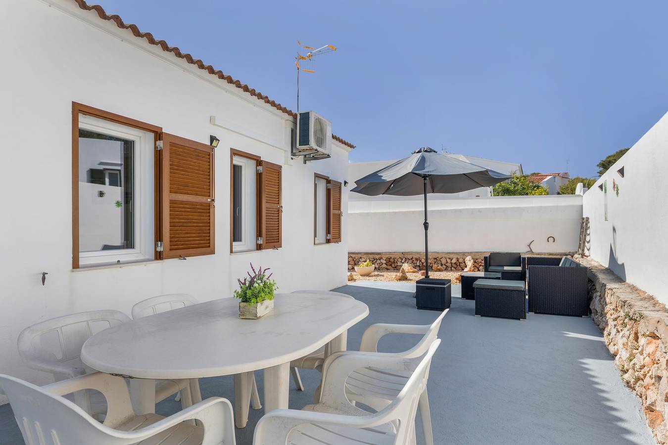 Villa Rose com churrasqueira, mesa de bilhar, piscina e canais internacionais por satélite in Cala Blanca, Ciutadella de Menorca