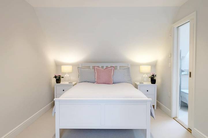 The Town House - sleeps 6 guests  in 3 bedrooms in Chichester, South Downs