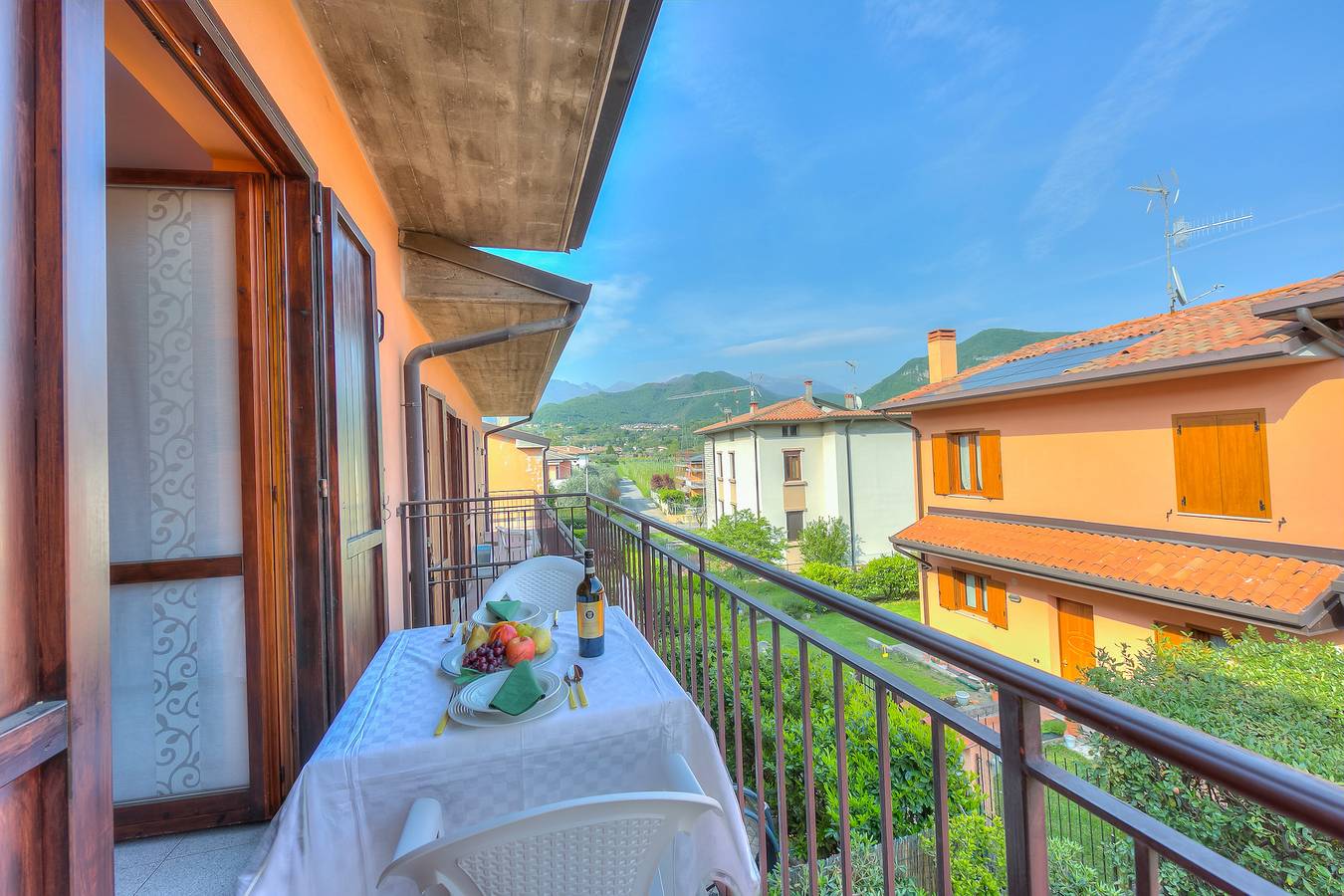 Geheel appartement, Peter - relax & 1 km from lake in Roè Volciano, Garda Bergen