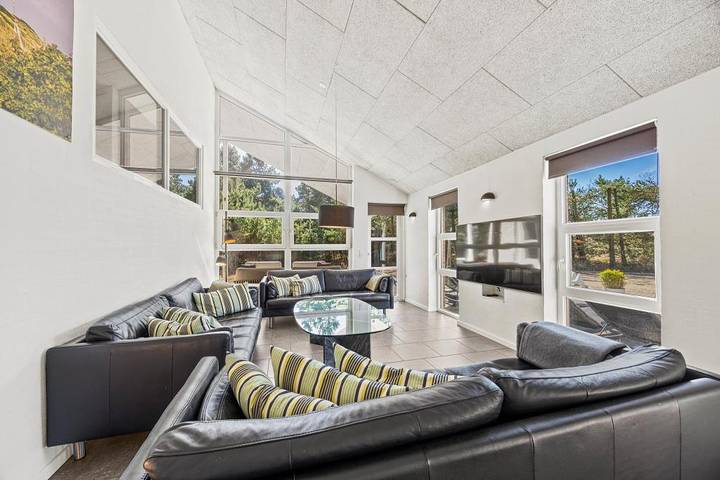 A dream holiday home with a pool, spa and sauna in the heart of Blåvand in Blavand, Región de Varde