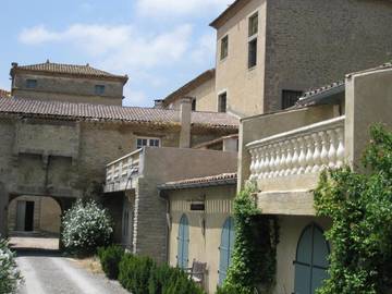Gîte pour 2 personnes, avec jardin ainsi que terrasse et piscine à Alzonne