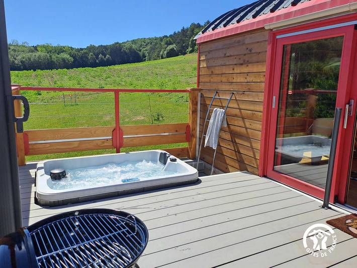 Gîte pour 2 personnes, avec terrasse ainsi que jacuzzi et sauna
