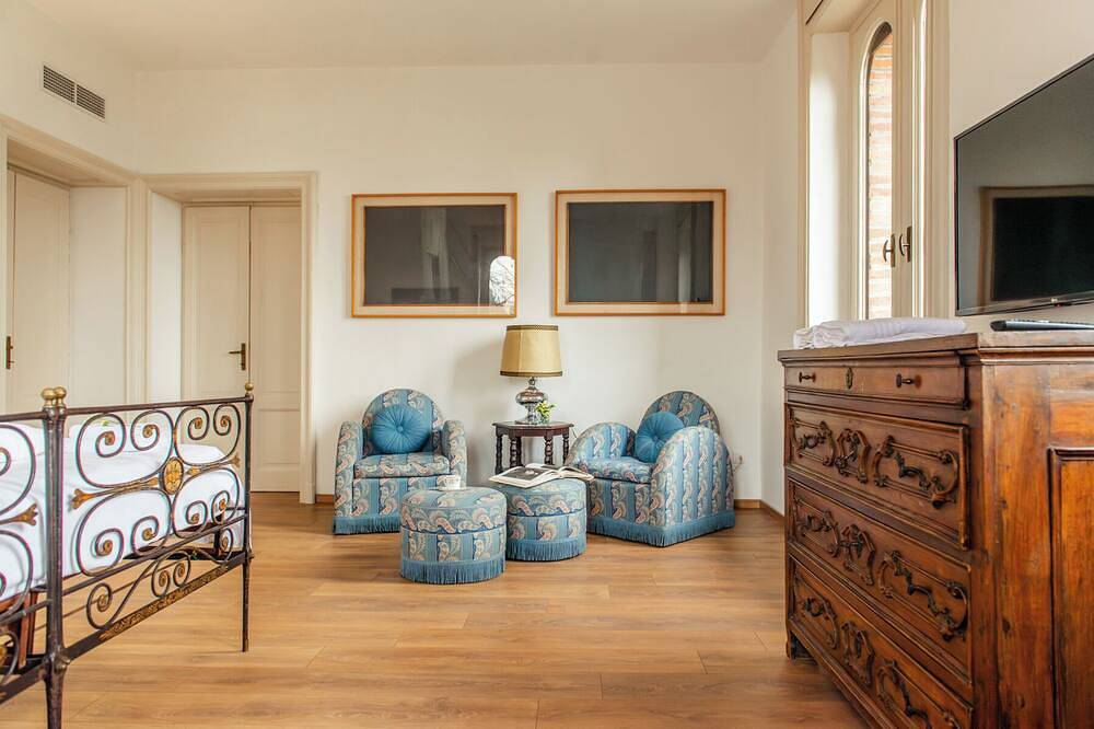 Villa Evelina - Sechs Schlafzimmer Villa, Schläft 13 in Travedona, Travedona Monate