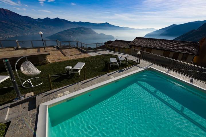 Apartament wakacyjny dla 4 osób, z widok na jezioro i balkon/ taras oraz basen w Prowincja Bergamo