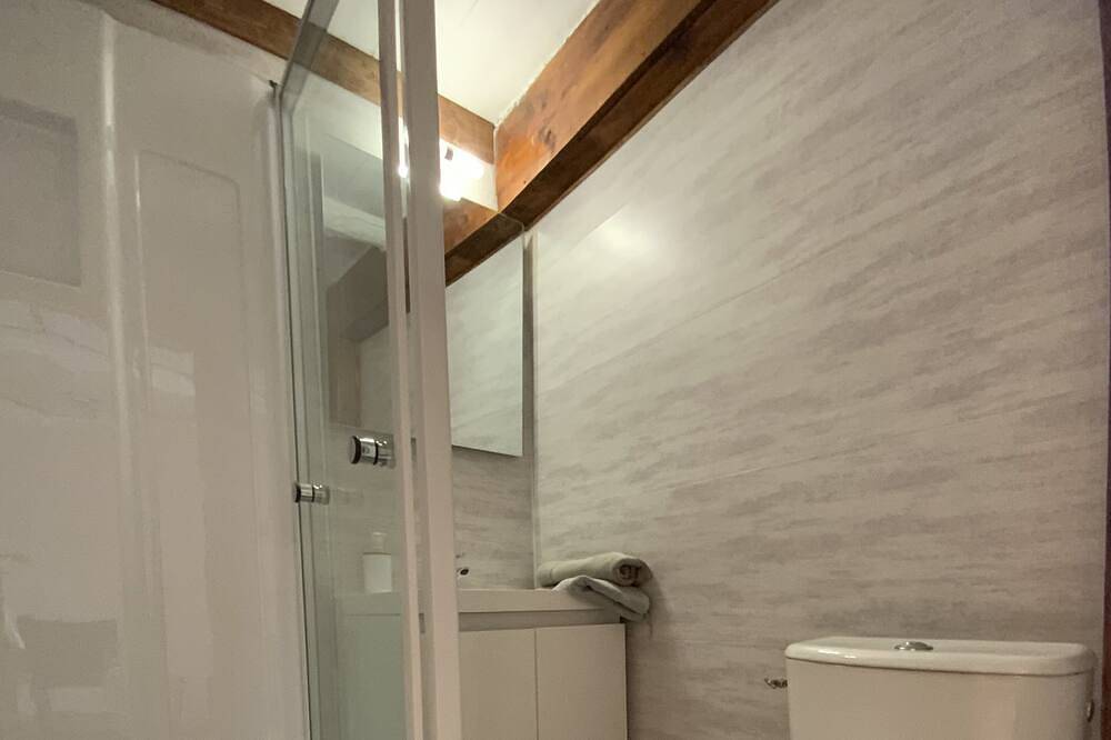 L'Oustaliere, Chambre Anne, accès spa et sauna in Saint-Georges-de-Lévéjac, Parc national des Cévennes