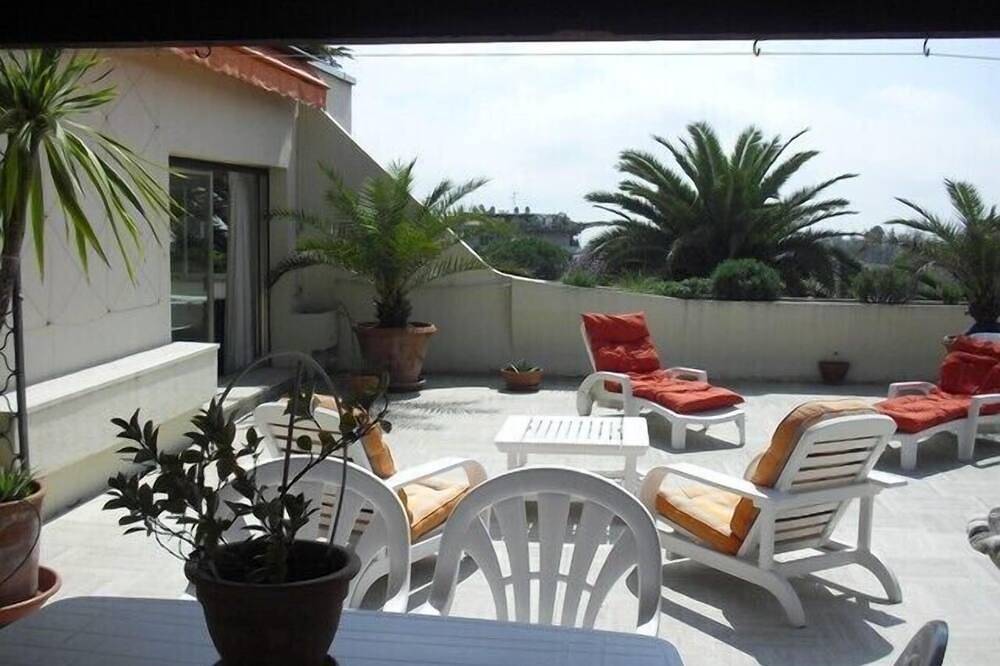 Entire apartment, Superb appartement sans vis à vis avec énorme terrasse vue mer et montagne in Vence, Cannes region
