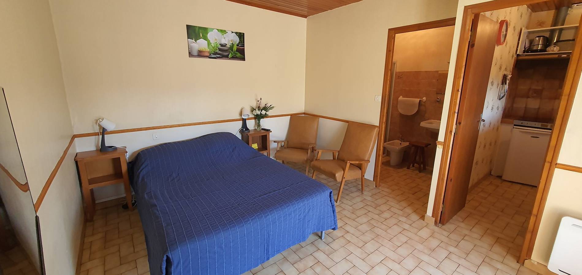 Studio entier, T1 en campagne, en haut d'une colline, Camat Les Rosiers in Cazaubon, Gers