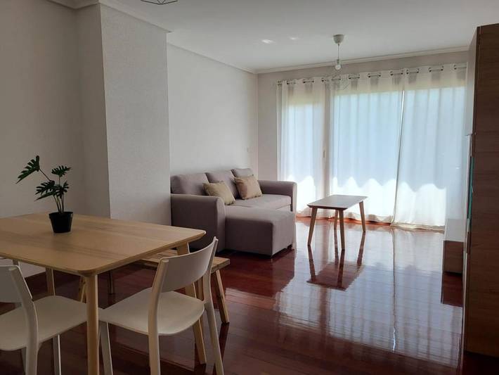 Apartamento para 6 personas, con balcón y vistas en Ampuero 