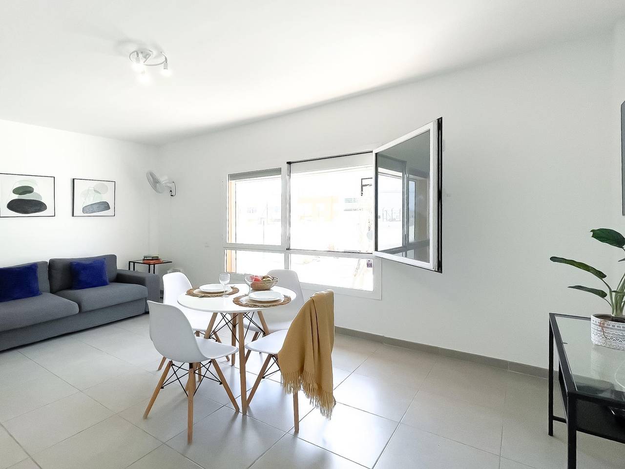 Entire apartment, Cozy Coastal Retreat: 2Br Apartment with Modern Amenities and Free Parking, 600m from Beach in Corralejo, La Oliva