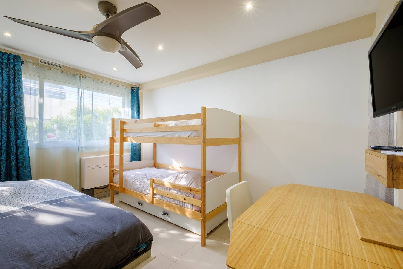Entire studio, Studio Apartment '3 Lits, 3 P - Marina Baie Des Anges' with Wi-Fi and Air Conditioning in Villeneuve-Loubet Plage, Villeneuve-Loubet