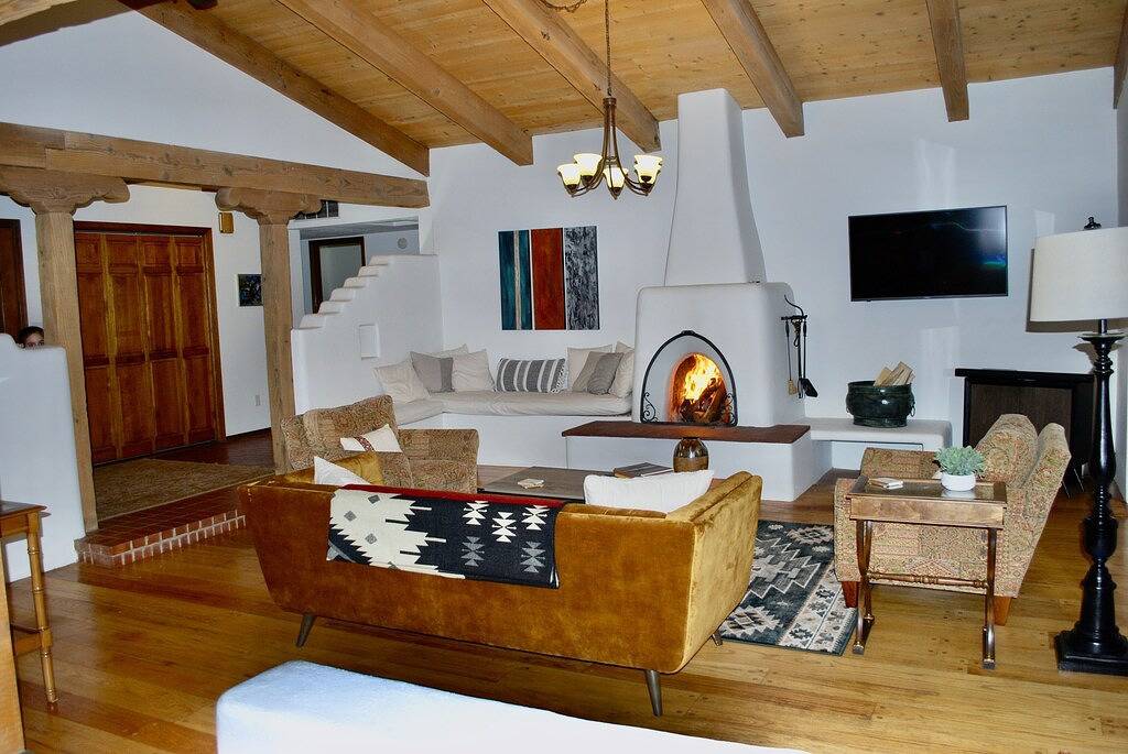 Sunlit 3 bedroom, enclosed dog friendly yard in quiet neighborhood in Santa Fe, Santa Fe County