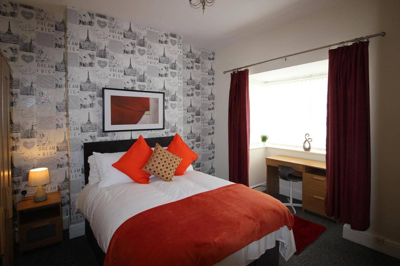 Spacious House in Cleethorpes - sleeps 10 in Cleethorpes, Grimsby and Cleethorpes