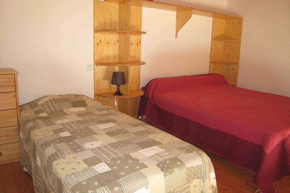Quiet charming villa with a big terrace and swimming pool in Roujan, Béziers region
