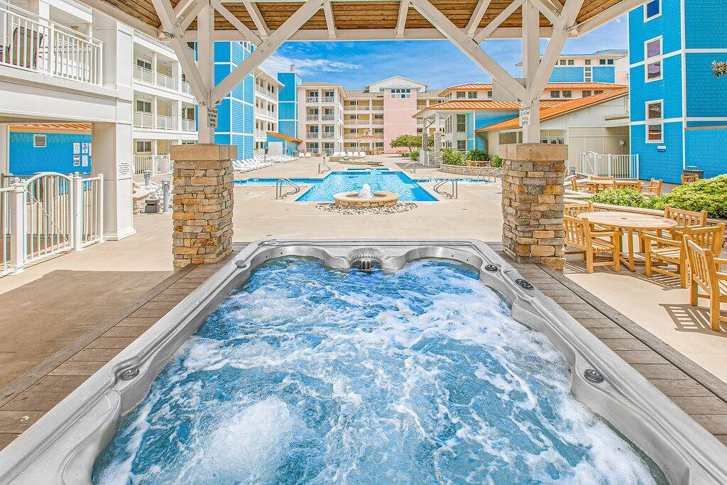 Ganze Wohnung, Beach condo with pool views, balcony, outdoor pool & gym in Virginia Beach