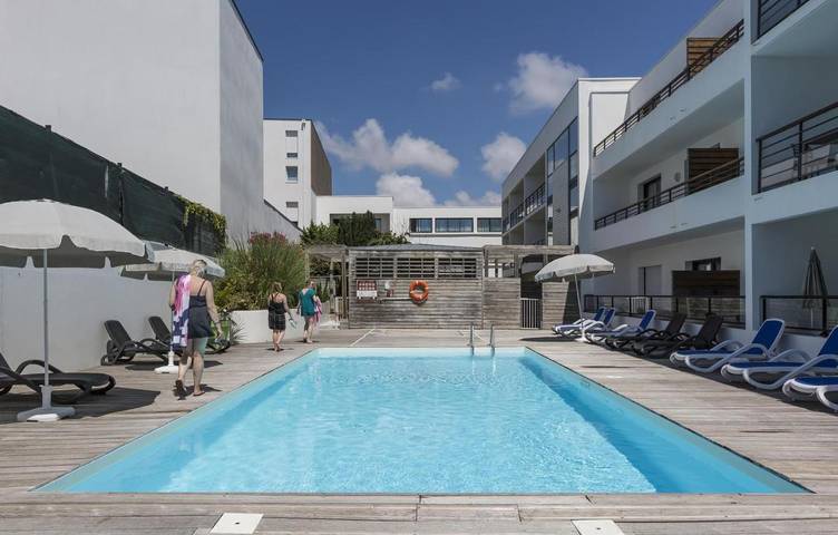 Parc de vacances pour 6 personnes, avec Jardin et Piscine en Charente-Maritime