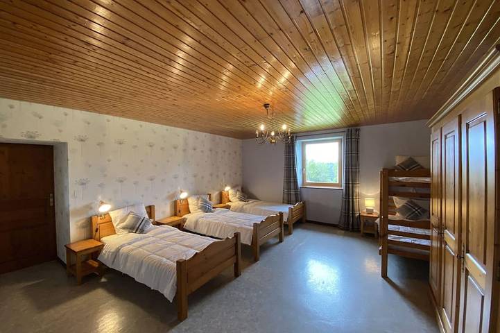 Gîte pour 11 personnes, avec terrasse et jardin à Morbier - 4