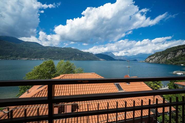 Gîte pour 4 personnes, avec vue sur le lac ainsi que terrasse et vue à Mandello del Lario