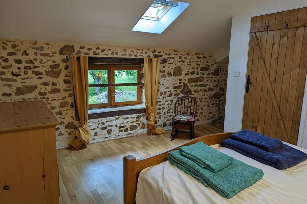 Spacieuse maison à Massignac avec jardin privatif in Massignac, Charente