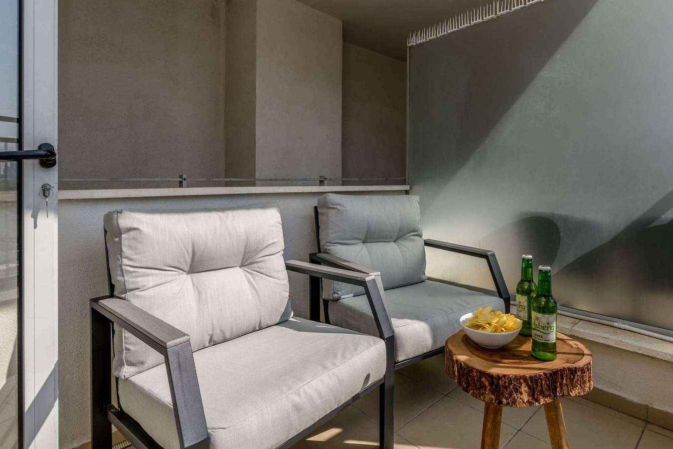 Ganze Wohnung, Superb Beachside Duplex 3Rooms w Terrace Mamad in Tel Aviv, Bezirk Tel Aviv