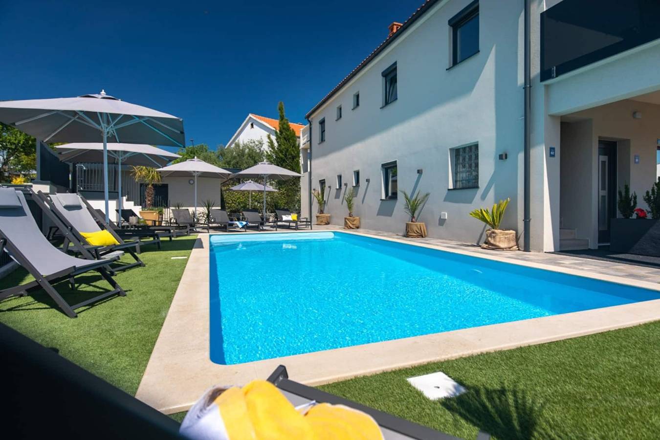 Ganze Wohnung, Villa Luisole Apartment °3 bietet eine perfekte Mischung aus Eleganz, Komfort und Praktikabilität und garantiert einen unvergesslichen Aufenthalt in dieser bezaubernden Destination. in Krk Stadt, Krk