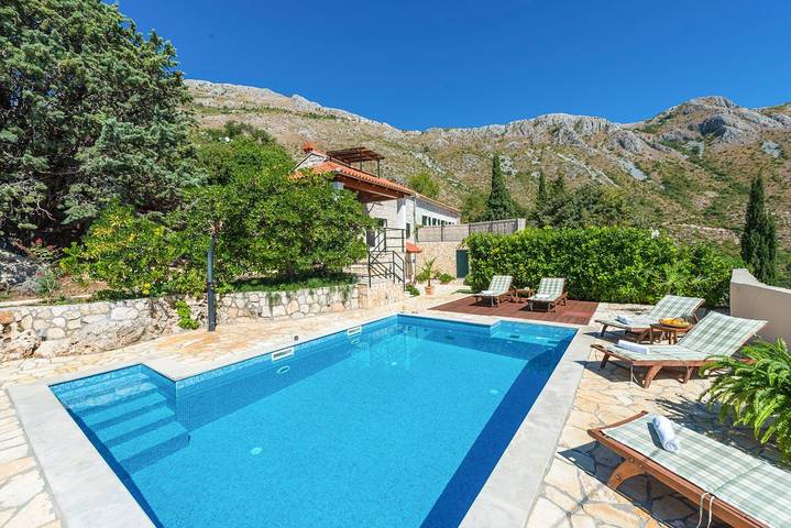 Villa pour 8 personnes, avec Balcon ainsi que Terrasse et Piscine à Mlini